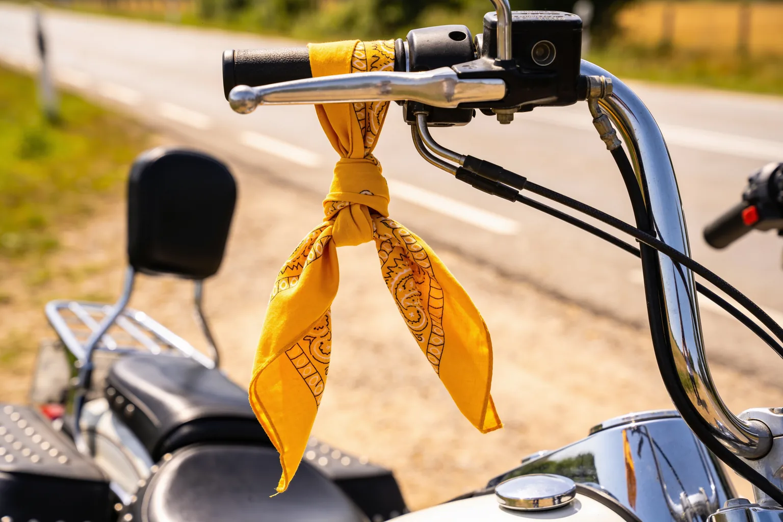 Was bedeutet ein gelber Schal am Motorrad?