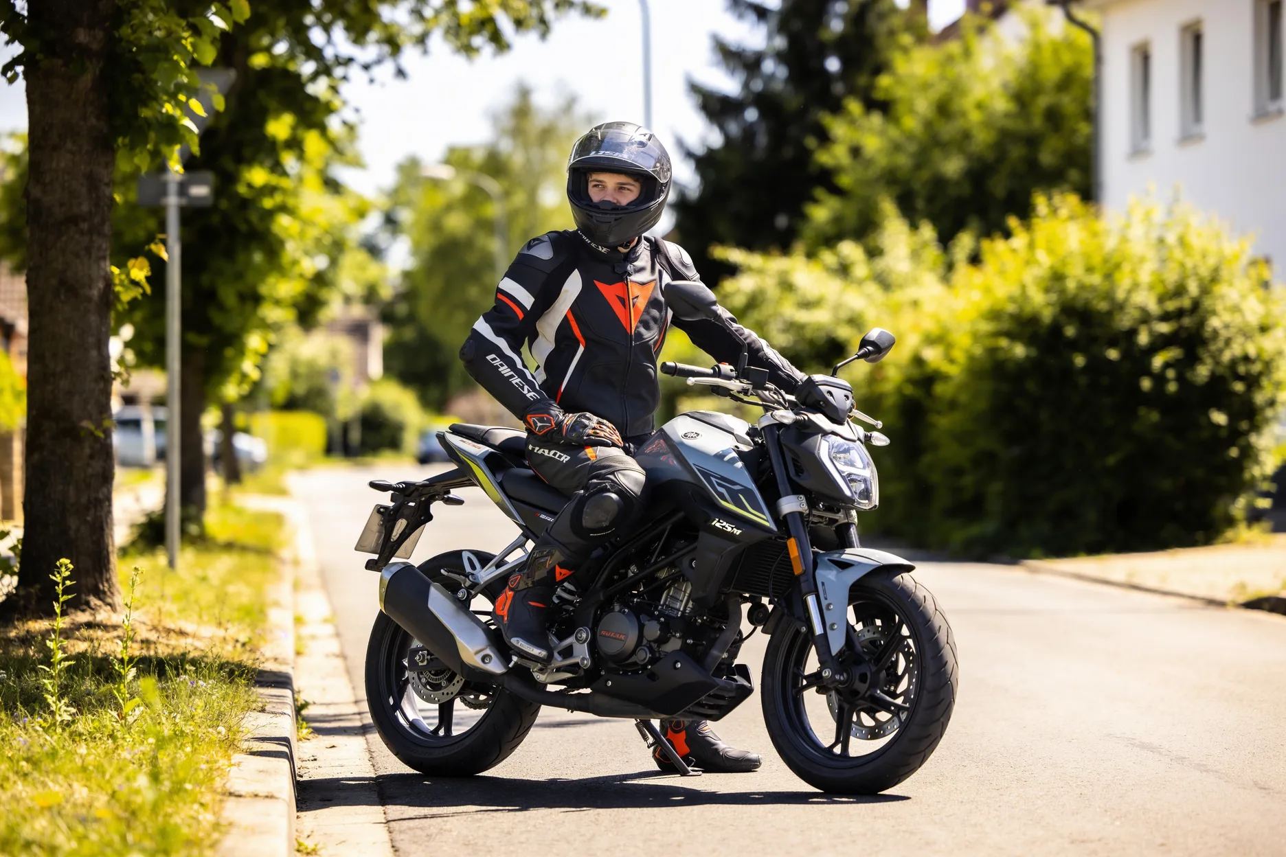 Mit wie vielen Jahren darf man Motorrad fahren? Alle Altersgrenzen