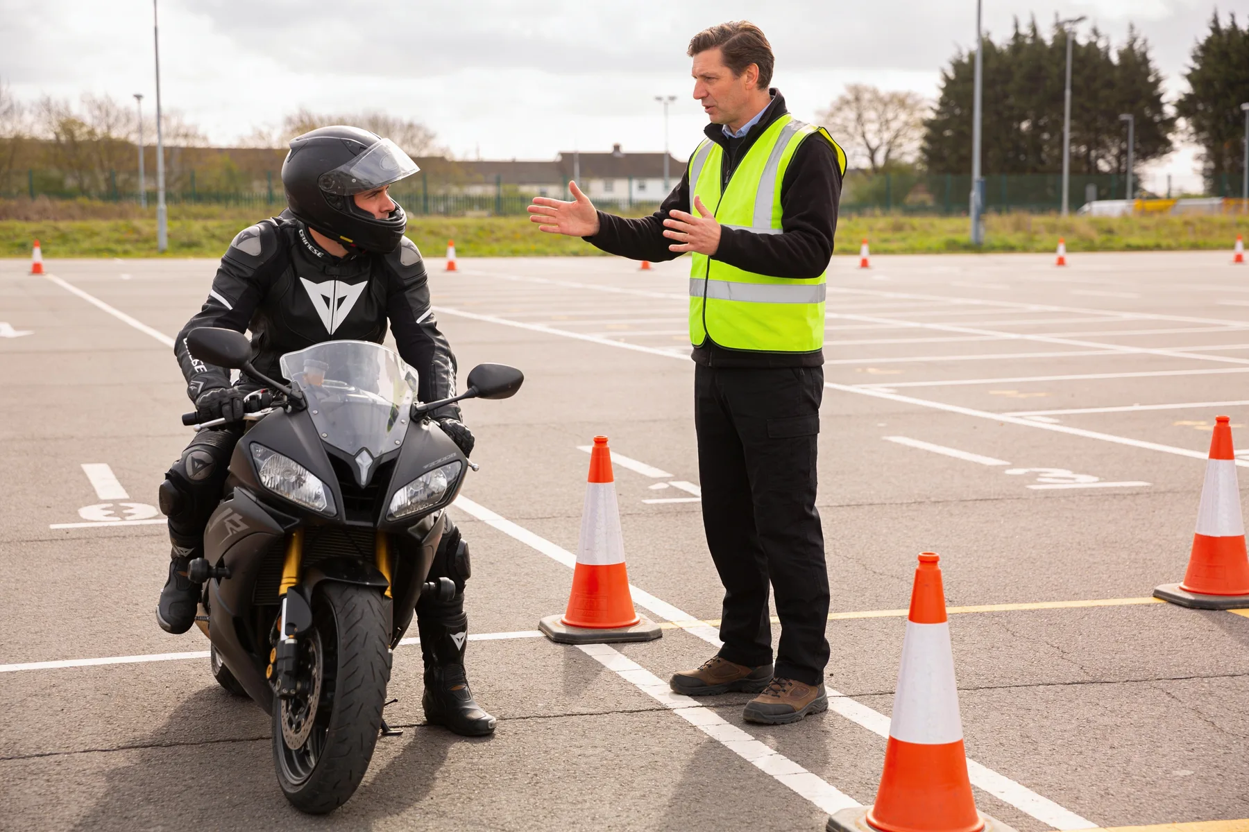 Was kostet eine Motorrad-Fahrstunde? Preise, Dauer & Anzahl der Stunden