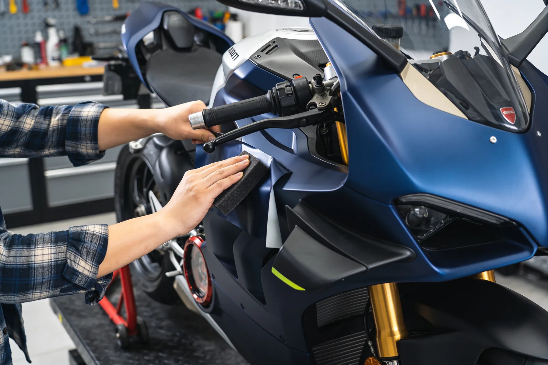 Was kostet es, ein Motorrad zu folieren? Preise & Kostenfaktoren 2026