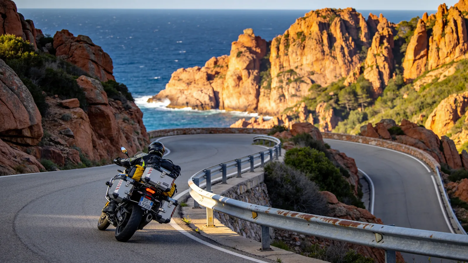 Mit dem Motorrad nach Korsika: Fähre, Regeln & Traumkurven