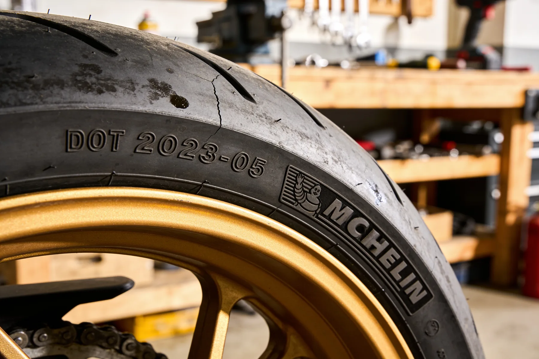 Wie alt dürfen Motorradreifen sein? DOT, Alter & Profil