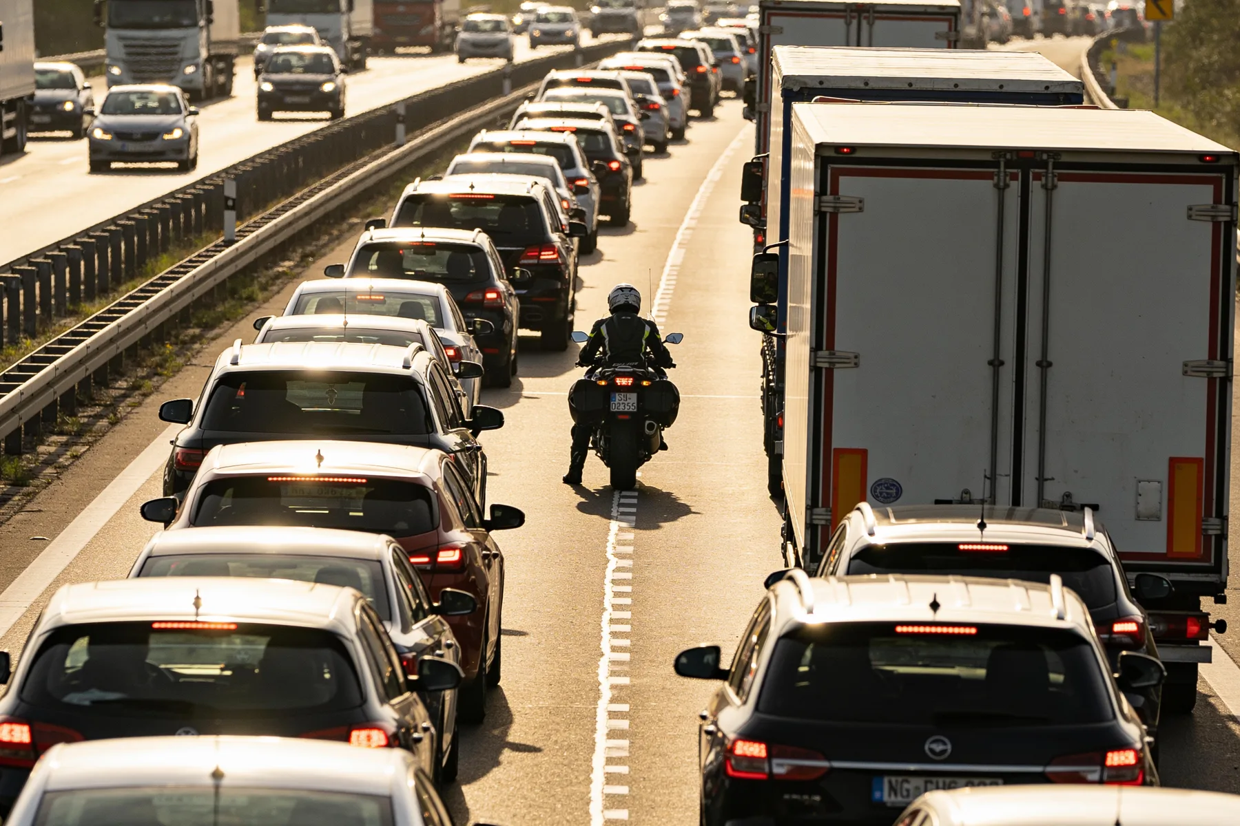 Mit dem Motorrad durch die Rettungsgasse? Was erlaubt ist