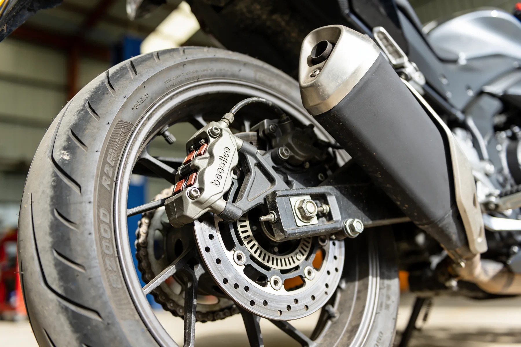 Warum quietschen die Motorradbremsen? Ursachen und was wirklich hilft